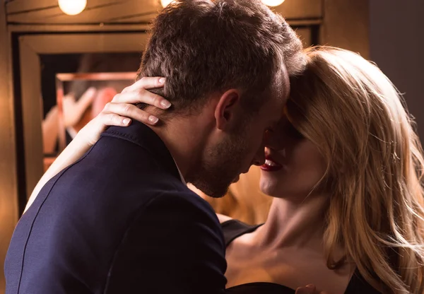 Nahaufnahme eines Paares vor dem Kuss, intime Annäherung bei einem Sex Treffen