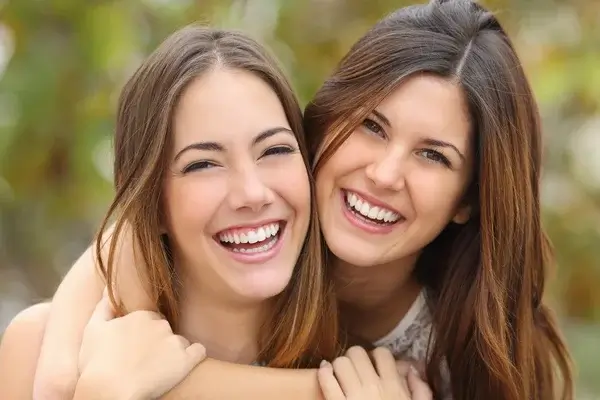 zwei Freundinnen lachend