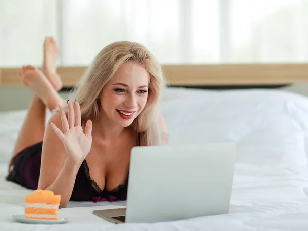 sexy Mädchen feiert online