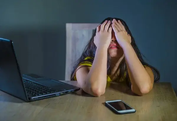 Mädchen frustriert über Online-Kommunikation