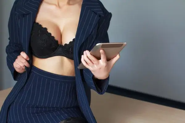 sexy Mädchen bei einem Online-Date