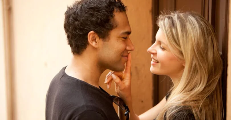Flirten lernen als Frau: So geht's heiß!